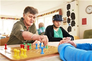 03_caritas-4-315 Gruppe beim Mensch ärgere dich nicht spielen