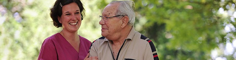 Pflegerin mit altem Mann